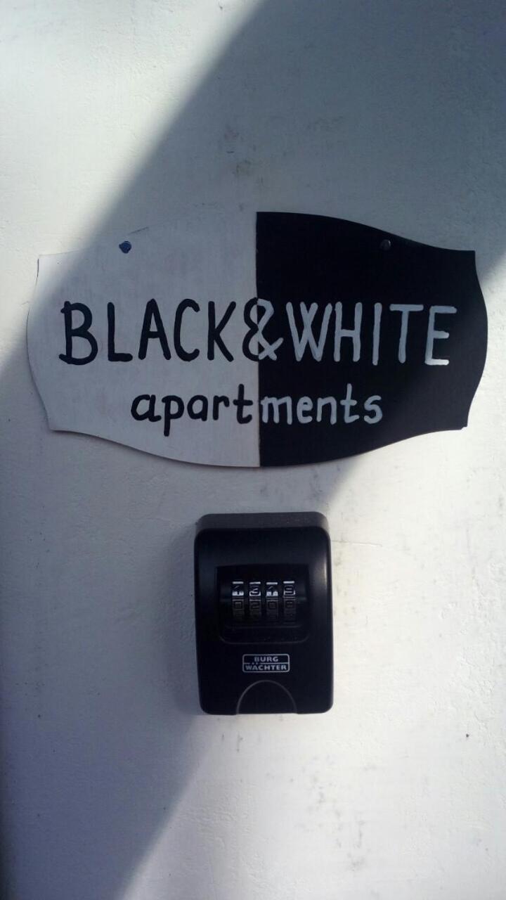 Black & White Apartments - White Еґер Екстер'єр фото