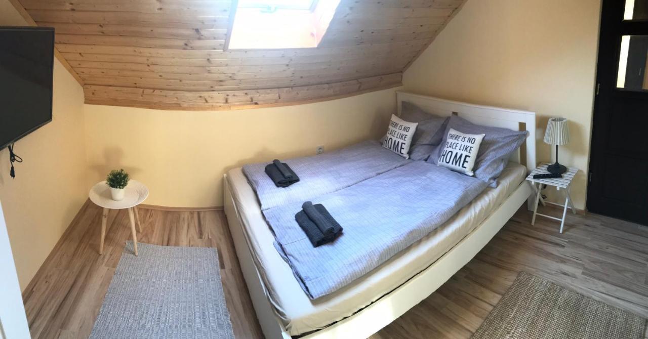 Black & White Apartments - White Еґер Екстер'єр фото