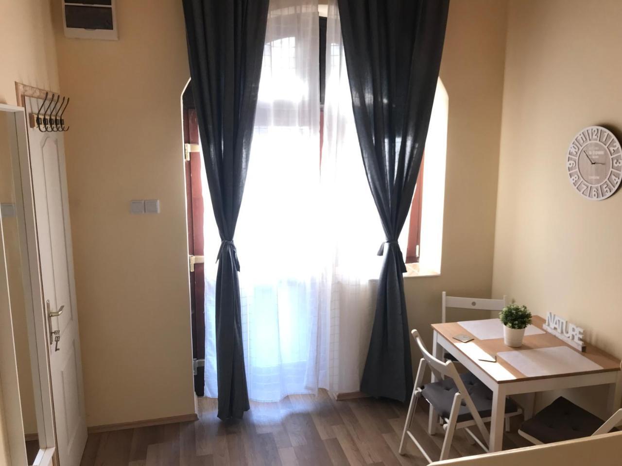 Black & White Apartments - White Еґер Екстер'єр фото